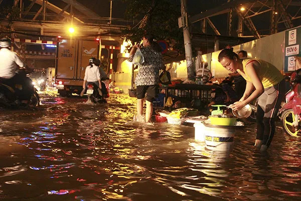 Triều cường đạt đỉnh, nhiều tuyến đường bị ngập ảnh 9 Triều cường đạt đỉnh, nhiều tuyến đường bị ngập ảnh 9